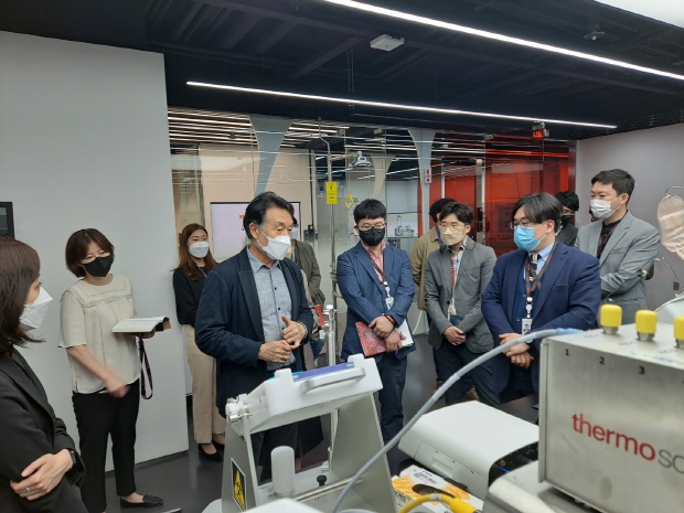 이준행 박셀바이오 대표(왼쪽 세 번째)가 써모피셔 사이언티픽 관계자들과 스마트 제조공정을 살펴보고 있다./ 박셀바이오 제공