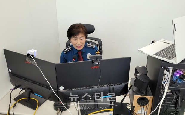 김의옥 서장이 230여명의 2021년 충남디지털역량교육 강사 지원자를 대상으로 온라인 특강을 진행했다. 이날 보이스피싱, 스미싱 등 최근의 사이버범죄 유형과 대처방법, 예방법 등 실제 사건을 중심으로 알기 쉽게 교육했다.