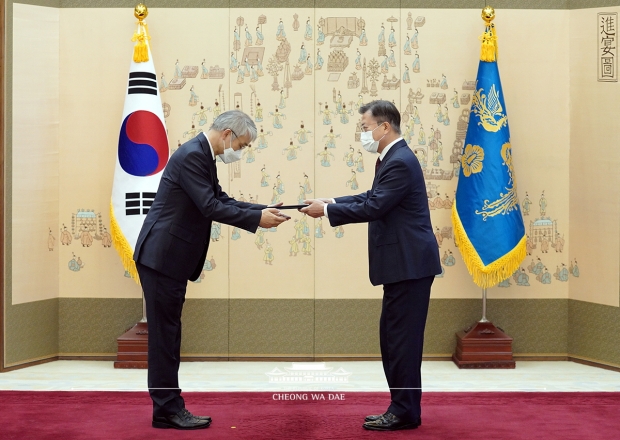 문재인 대통령이 12일 오전 청와대에서 천대엽 신임 대법관에게 임명장을 수여하고 있다.
