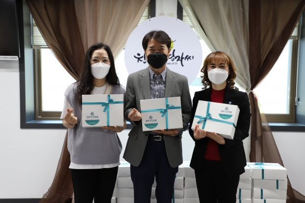 김경희 경주연합의원 국민건강검진센터장(오른쪽)이 경주지종합자원봉사센터를 방문, 의료키트 100개를 전달하고 김동엽 센터장(중간) 및 직원과 함께 기념촬영을 하는 모습