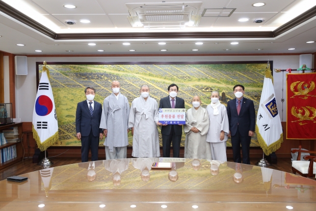 경주 불국사에서 지난 13일 코로나 상황 속 의료진과 공무원들의 노고를 위로하기 위해 200만원 상당의 간식을 경주시에 전달하고 기념촬영을 하고 있다