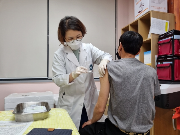 이달 24일 경주실내체육관에 설치된 경주시 코로나19 예방접종센터에서 75세 이상 어르신들의 백신 예방접종이 진행되고 있다