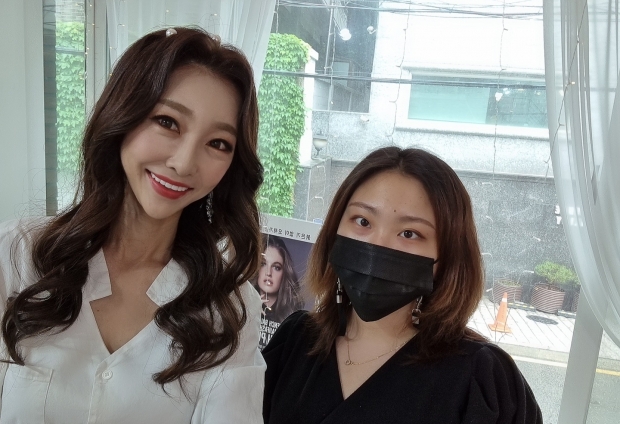좌측 이선율 모델, 최혜인 메이크업 아티스트