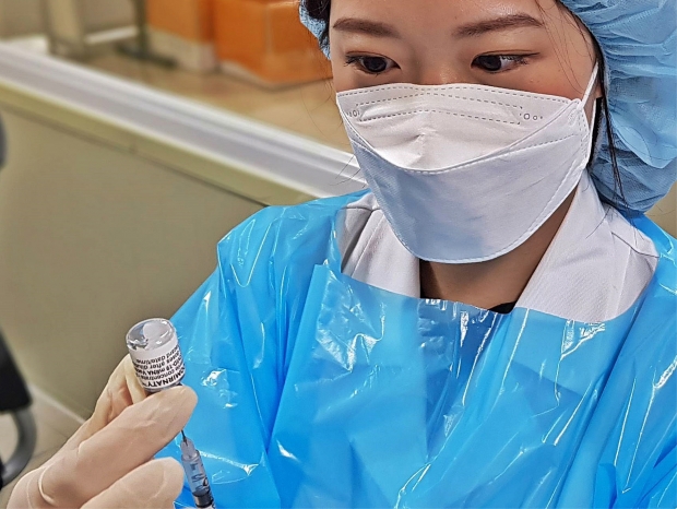 경주시 예방접종센터 의료진이 백신을 준비하고 있는 모습.