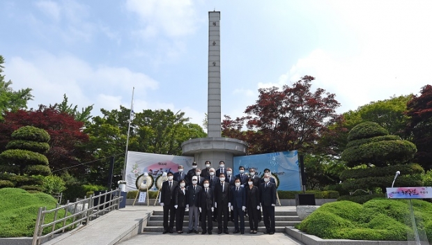 박남춘 인천광역시장이 제66회 현충일인 6일 미추홀구 수봉공원 현충탑에서 열린 추념식을 마치고 참석자들과 기념촬영을 하고 있다.