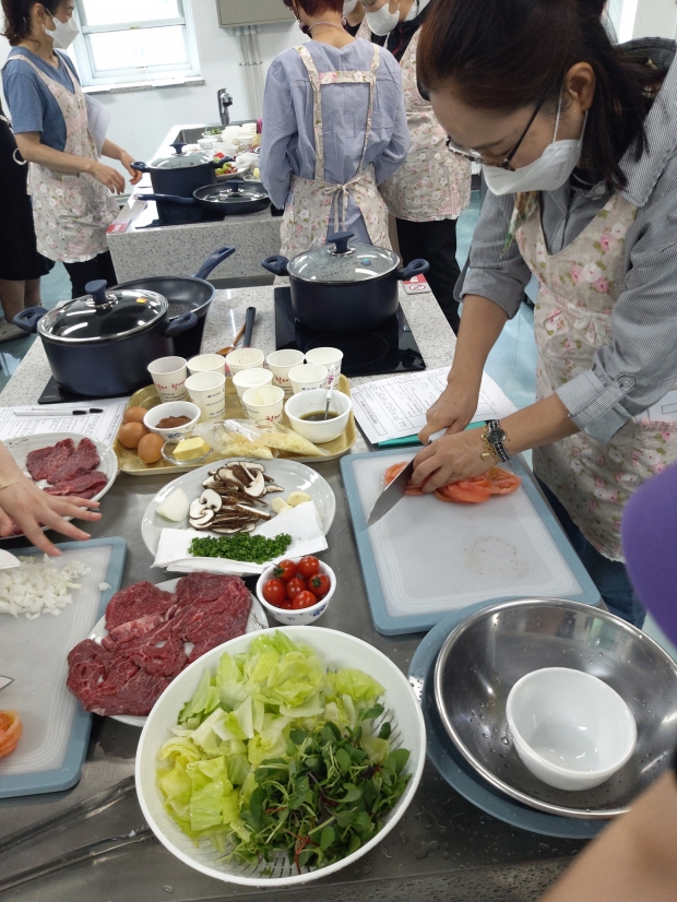경주시 보건소에서 건강음식 만들기 요리교실을 진행하고 있다.