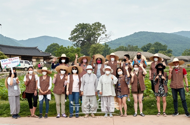 지난 6월 5일 주한미군 가족 15명이 아산 송암사를 찾아 한국의 불교문화와 전통문화를 체험하고 마음의 평화를 되찾는 시간을 가졌다.
