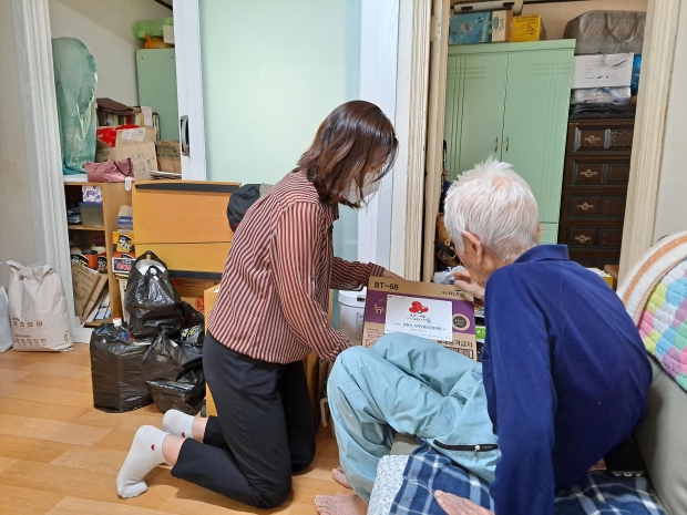 건강영양식을 전달하는 모습