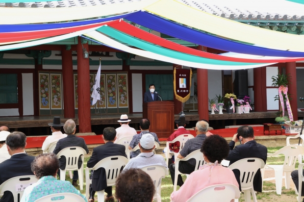 주낙영 경주시장이 9일 경주향교 명륜관에서 열린 전교 이취임식에서 축사를 하고 있다