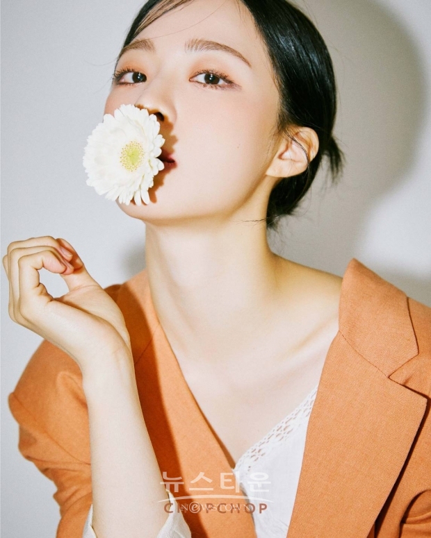 배우 배윤경, 성숙美 더해진 화보 공개 '다채로운 매력'