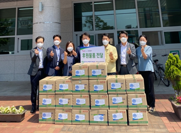 한국수력원자력 성장사업본부 봉사단이 동천동행정복지센터를 방문, 식료품 키트를 전달하며 함께 기념촬영을 하는 모습