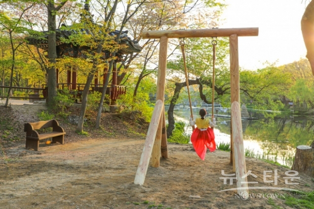 단오풍정 그네터(사진 : 한국민속촌)