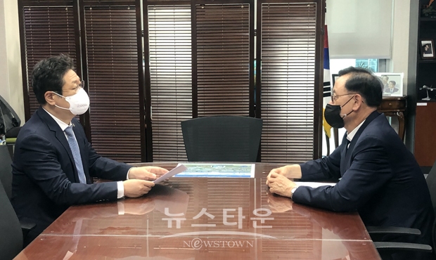 이명수 국회의원(우측)이 지난 6월 21일 오후 문화체육관광부 황희 장관(좌측)을 만나 지역 주요 현안사업 촉구 및 예산 지원에 대해 강력하게 건의했다.