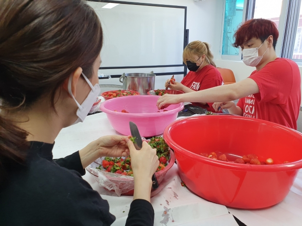 청년고도 직원들이 지역 청년들에게 전달하기 위한 수제 딸기청을 만들고 있다