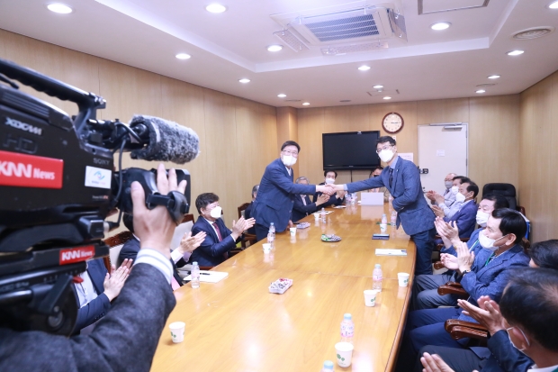 왼쪽 조금세 공동위원장과 박윤기 공동위원장