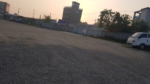 나가는 입구만 자갈 그나마 쾌적 돈이 없었나 보다.&nbsp;