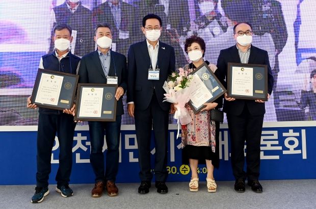 '2021 인천시민시장 대토론회'에서 2020년 하반기 토론회 우수제안자에게 표창을 수여한 뒤 기념촬영을 하고 있다.