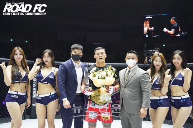 ‘패배한 상대 선수 위로’ ROAD FC 새 챔피언 황인수가 보여준 챔피언의 품격