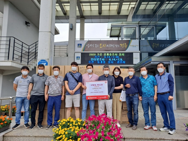 외동한우작목반판매장에서 외동읍에 마스크를 전달하는 모습