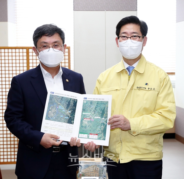 양승조 충남지사가 충남형 뉴딜 등 내년도 정부예산 확보를 위해 7월 12일 기획재정부를 찾았다. 안도걸 기재부 2차관, 최상대 예산실장, 조창상 행정국방예산심의관 등을 만나 도 주요 사업을 설명하고 적극적인 관심과 예산 반영을 요청했다.