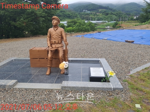 지난 6월26일 영천시 화북면 보현산 입구 정각삼거리에 임시로 세워진 전국 1호 자유의학도병상