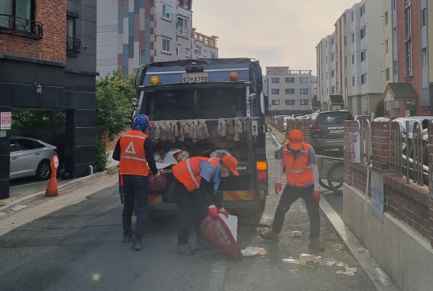 경주시 자원순환과 직원들이 환경미화원들과 함께 생활쓰레기 수거작업을 실시하고 있다