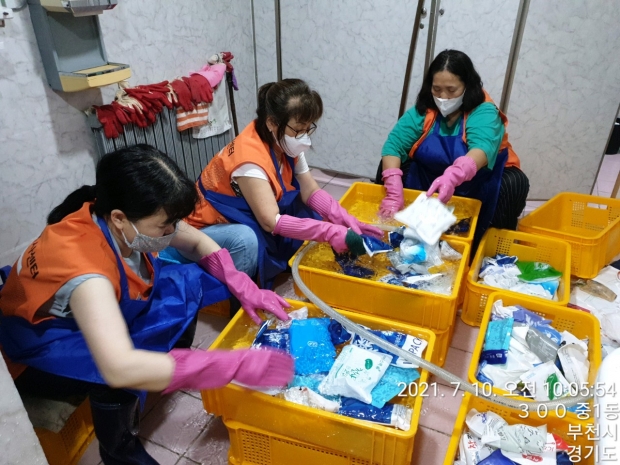 수거한 아이스팩 세척 사진