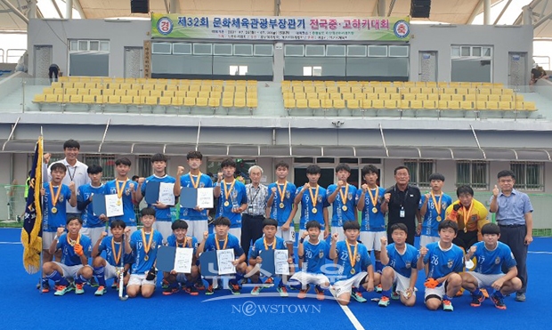‘제32회 협회장기 전국 남녀 하키대회’에서 우승을 차지한 아산중학교 하키부. 2019, 2020, 이어 2021년까지 대회 3연패를 달성했다.