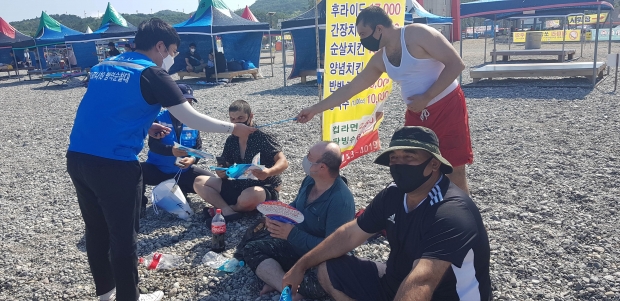 경주시가 지난달 29일 오류해수욕장에서 피서객들을 대상으로 물놀이 안전수칙 및 코로나19 방역수칙 준수 캠페인을 실시하고 있다