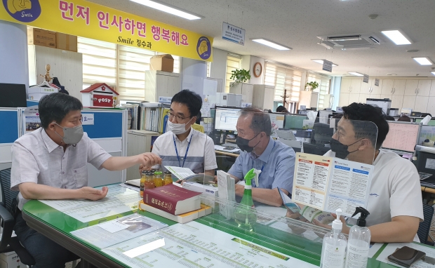 지난달 22일 충북 음성군 세정과 관계자들이 경주시 징수과를 방문해 납세편의시책 등에 대해 벤치마킹하고 있다