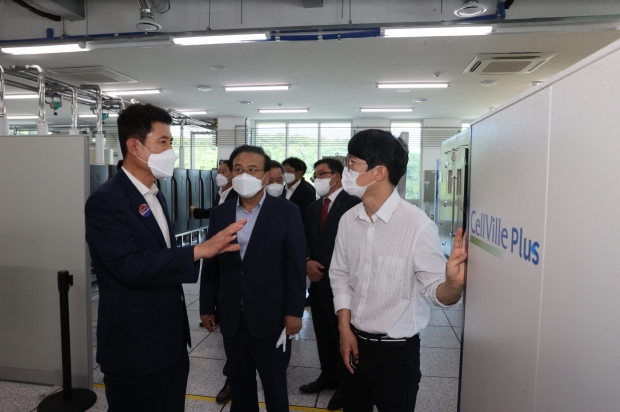 수소연료전지 인증센터 관계자 설명듣는 이강덕 포항시장
