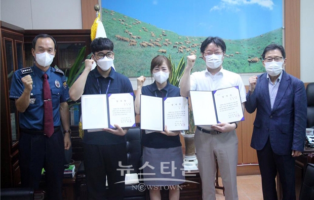 청양경찰서가 7월 5일 오전 보이스피싱을 예방한 청양축협 직원들에게 감사장을 수여했다. 축협직원들(3명)은 지난 4일 오전 9시 30분경 축협을 방문한 고객이 소지하고 있던 3,900만원의 현금 외에 1,000만원 상당의 현금을 추가 인출하려는 것을 이상하게 생각하여 경찰에 신고했다.