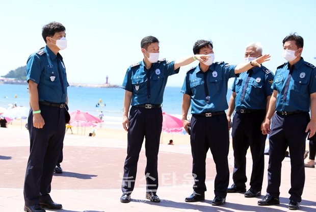 노승일 충남경찰청장이 8월 5일 본격적인 여름휴가철을 맞아 태안 만리포해수욕장을 방문, 코로나19 방역과 치안 현장 등을 점검했다.