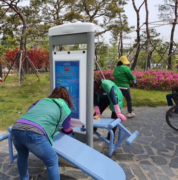 포항시 남구 연일읍새마을부녀회원들이 연일공원 내 운동기구를 대상으로 방역활동을 하고 있다.