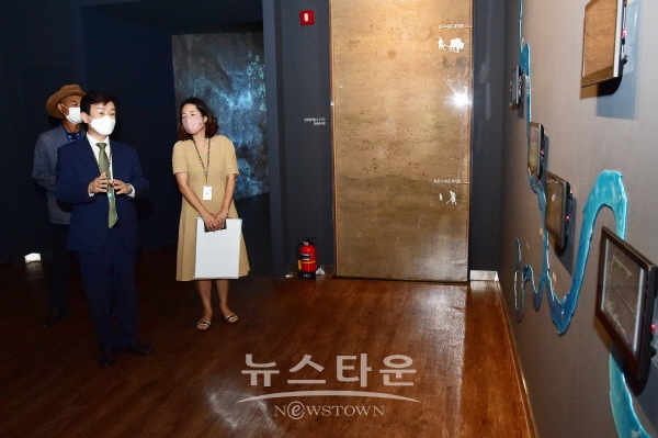 조규일 진주시장이 청동기문화박물관 현장 점검을 하고 있다.