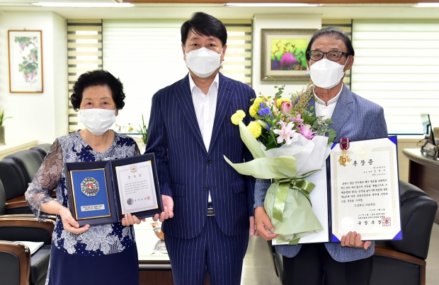 전)한원교 육군일병에게 무성화랑훈장을 수여했다.