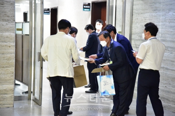 이영춘, 윤현중 공동대표가 공청회장에서 참석자들에게 성명서와 홍보물을 배부하고 있다