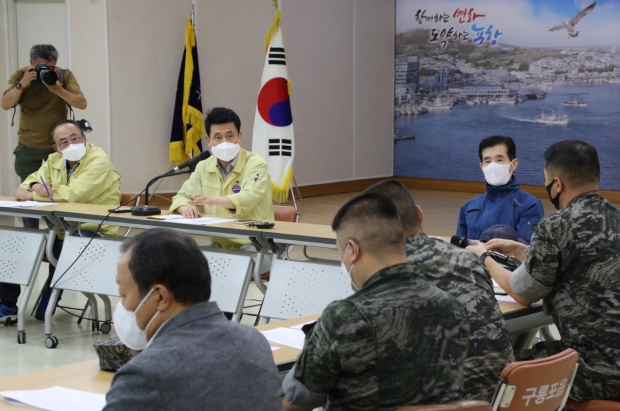 현장대응회의중인 이강덕 포항시장
