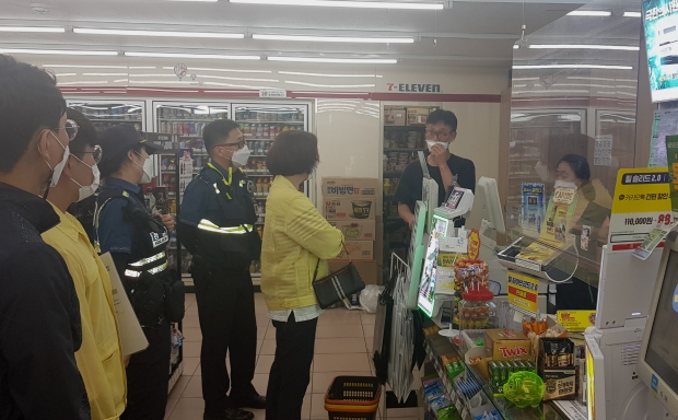 경주시와 경주경찰서가 지난 26일 외국인 거주자가 많은 성건동 일대 편의점에서 심야 음주‧취식행위 지도점검을 하고 있다