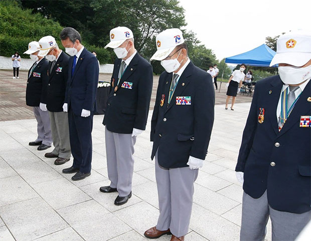 지난 31일 의정부 현충탑에서 열린 ‘제7회 나라사랑 평화나눔’ 행사에서 신천지 자원봉사단 서울동부지부 유영주 지부장과 6·25 참전용사들이 순국선열에 대한 묵념을 하고 있다