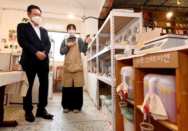 박남춘 인천광역시장이 6일 '자원순환의 날'을 맞아 동구 배다리에서 환경운동실천가들이 운영하는 친환경 가게 '문화상점 동성한의원'을 찾아 친환경 제품을 살펴보고 있다.