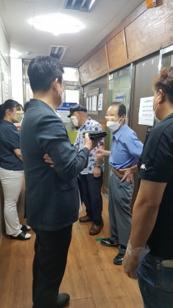 일부 조합원들이 입장을 주장하며 실랑이을 하고 있다.