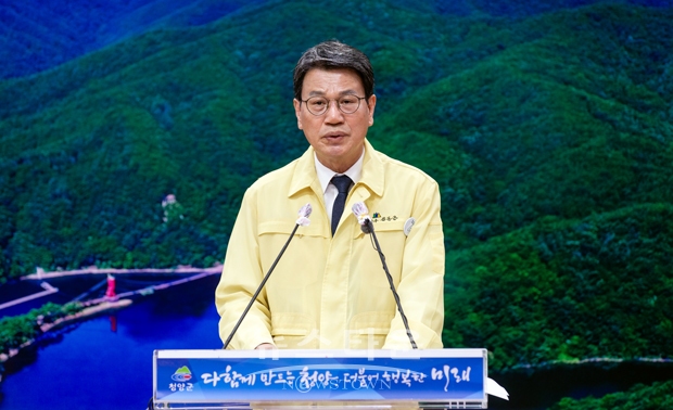 김돈곤 청양군수가 9월 13일 오전 10시경 군청 상황실에서 유튜브 브리핑을 통해 청양군민 전체에게 국민상생지원금을 지급하겠다고 밝혔다. 정부 지원금을 받지 못하는 청양군민은 모두 1,769명으로 인구 대비 5.8%이며, 소요 예산은 1인당 25만 원씩 4억4,200여만 원이다.