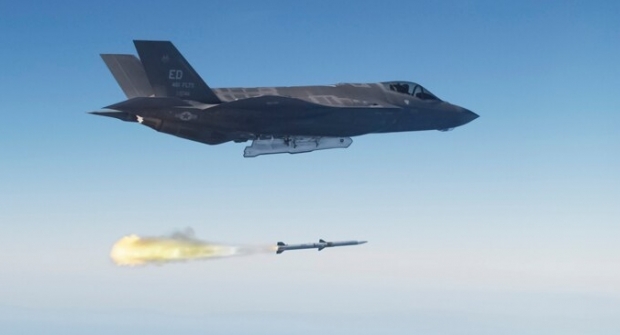 미군 F-35A 전투기에서 공대공 미사일을 발사했다. 미 공군 사진