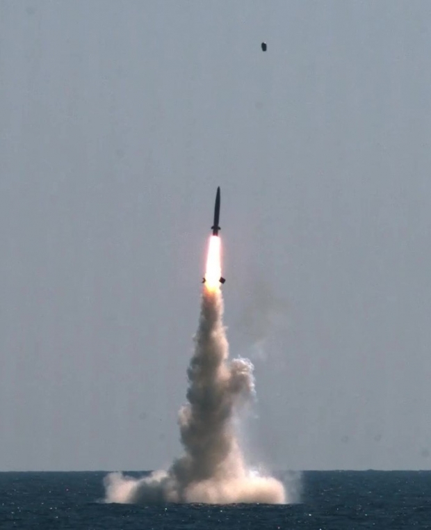 환구시보는 현무 시리즈별로 사거리가 300~800km에 이르는 점을 지적하고, 이는 일본 전역이 한국 미사일 사거리 안에 들어와 일본이 불안해하고 있다면서 “미국과 러시아 기술을 적용한 한국형 SLBM이 놀라운 전술적 능력을 갖췄다는 사실이 확인되고, 일본 전역이 한국 미사일 타격권 안에 들어오자 일본에서 불안해하는 건 당연하다”고 진단했다.(사진 : 국방과학연구소 영상 일부 캡처)