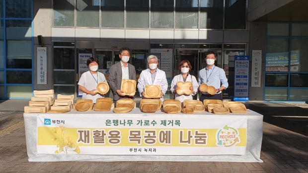 부천시립노인전문병원에 목공예품 전달식 후 기념촬영 모습