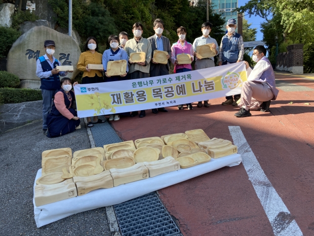 혜림원 목공예품 전달식 후 기념촬영 모습