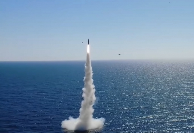 한국은 지난 15일 세계 7번째로 잠수함발사탄도미사일(SLBM)의 잠수함 시험 발사에 성공했다.