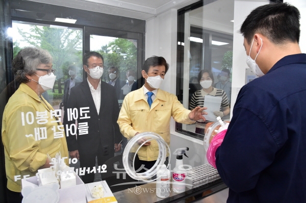 2021년 7월 조규일 진주시장이 보건소 선별진료소를 방문한 모습