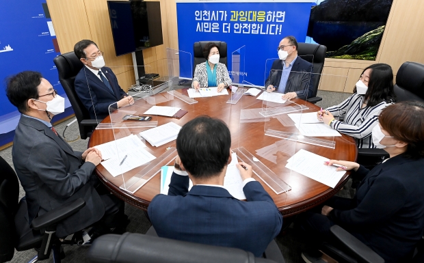 박남춘 인천광역시장이 27일 시청 접견실에서 열린 '사회복지 종사자 처우개선 간담회'에서 이배영 사회복지사협회장 등 참석자들과 간담회를 갖고 있다.